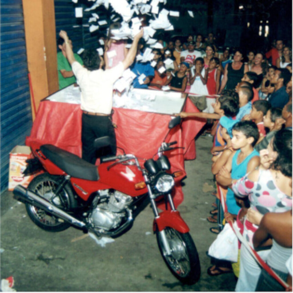 Foto de clientes fazendo compras no supermercado